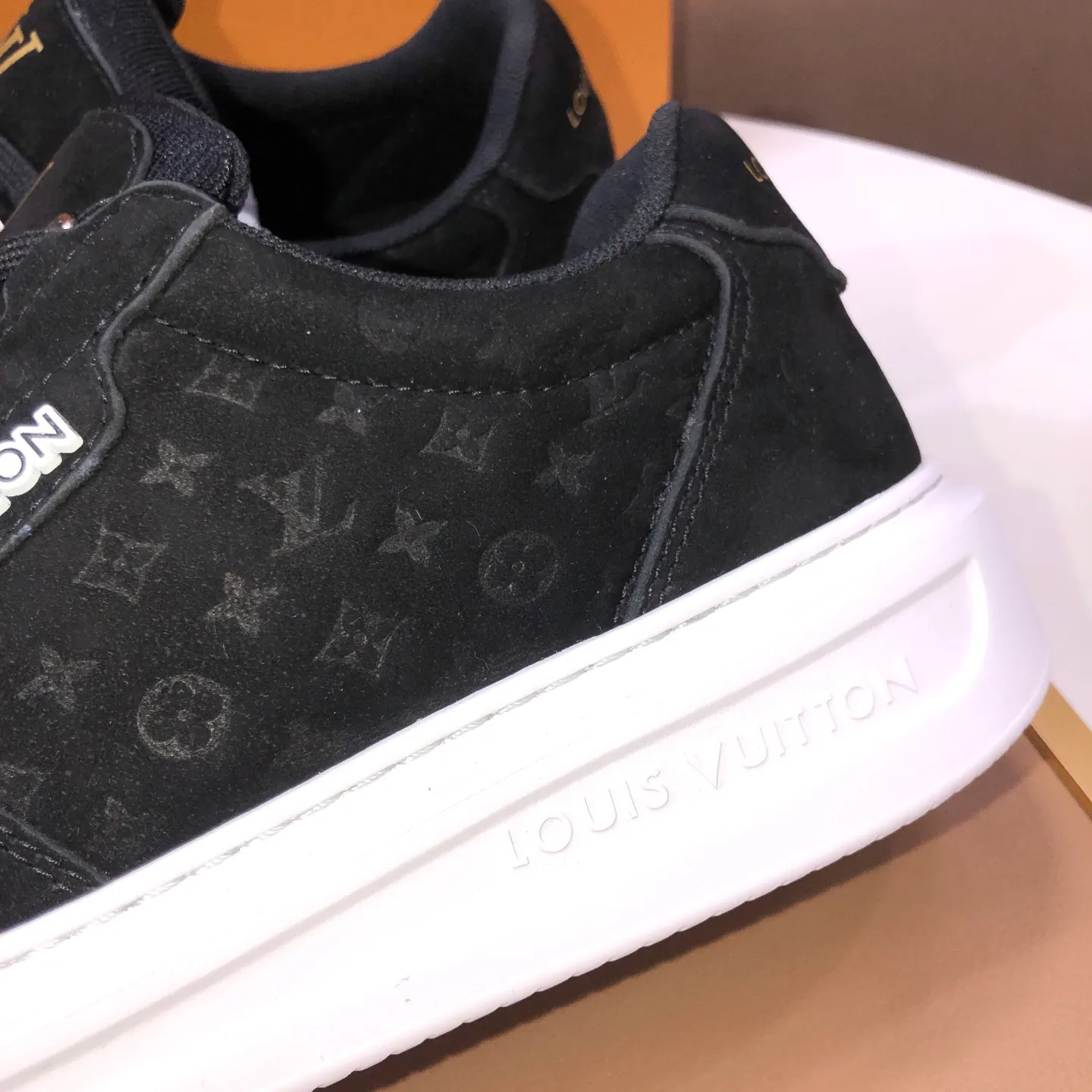 Factory batch 640💰original development, quality shipment, welcome to compare - LV sneaker series sports shoes introduce the loose silhouette of the ready-to-wear series into the spring and summer men's wear shows and make an eye-catching appearance. The cow leather upper is combined with rough fabric laces, and colorful beading highlights the brand's classic elements. LV letters mark the tongue and Monogram floral outsole. Mixed materials Made of top-grain cowhide, thick shoelace design, large Monogram print on the side, mesh lining and cotton feet, the comfort is as extreme as ever, premium heritage, quality first, worth owning! Size: Men’s 38-45 (45 is custom-made and cannot be returned or exchanged)